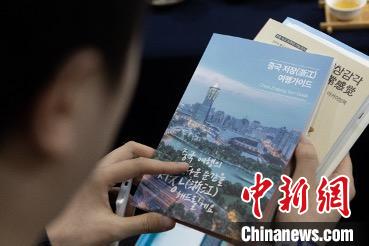 參展觀眾閱讀浙江文旅手冊(cè)?！《≌裾?攝