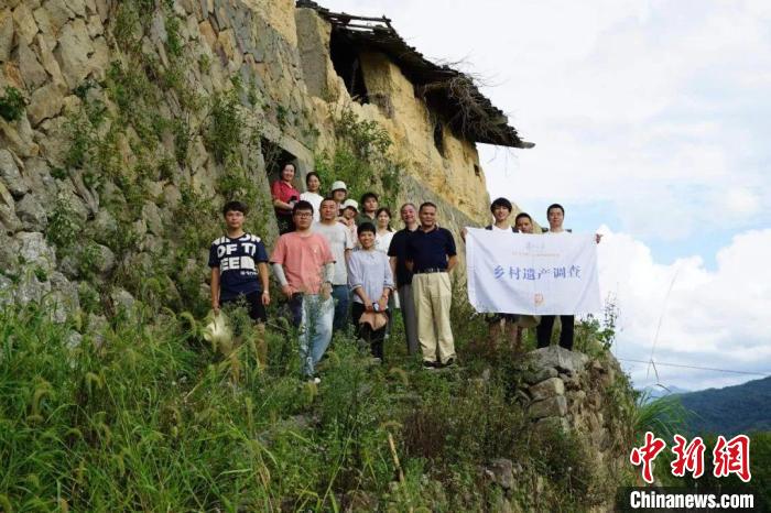 杜曉帆與該中心教師團(tuán)隊(duì)調(diào)研足跡遍布全中國(guó)各省市800多個(gè)城鄉(xiāng)聚落、文化景觀等?！?fù)旦大學(xué)國(guó)土與文化資源研究中心供圖