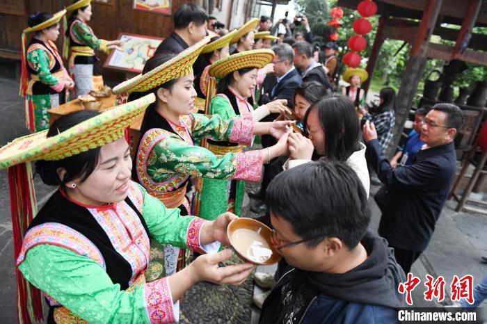 楓香瑤寨村民用攔門(mén)酒熱情迎接客人?！钊A峰 攝