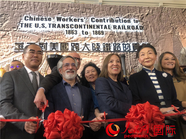 圖為（從右到左）方李邦琴、加州副州長(zhǎng)康依蓮、舊金山市議長(zhǎng)佩斯金、中國(guó)駐舊金山副總領(lǐng)事潘慶江在剪彩。人民網(wǎng)記者 鄧圩攝