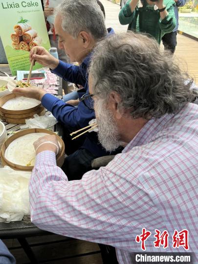 外交官們體驗(yàn)做立夏餅?！∪A東師范大學(xué)供圖