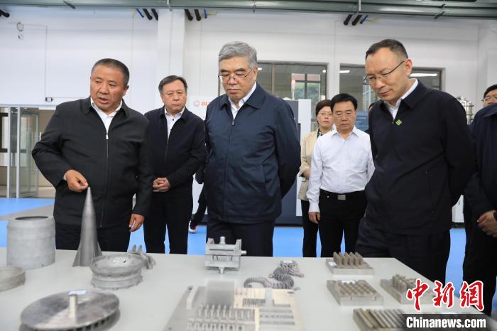 民進(jìn)中央常務(wù)副主席朱永新率調(diào)研組赴四川開展重點考察調(diào)研。圖為在四川工程職業(yè)技術(shù)學(xué)院考察調(diào)研。　民進(jìn)中央供圖