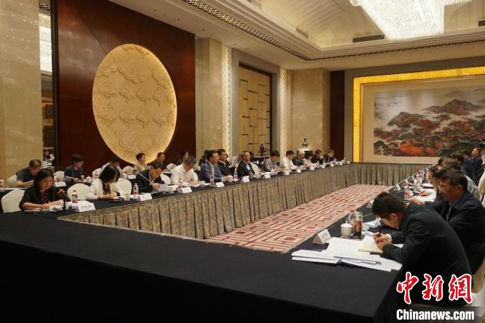 民進(jìn)中央主席蔡達(dá)峰近日率調(diào)研組赴江蘇開展重點考察調(diào)研。圖為在調(diào)研座談會現(xiàn)場?！∶襁M(jìn)中央供圖