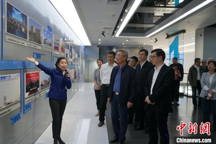 民進(jìn)中央主席蔡達(dá)峰近日率調(diào)研組赴江蘇開展重點考察調(diào)研。圖為在江陰實地考察雙良集團(tuán)有限公司?！O權(quán) 攝
