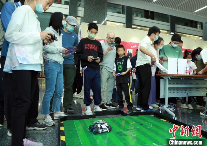 中科院計(jì)算所“神計(jì)妙算”公眾科學(xué)日活動(dòng)現(xiàn)場(chǎng)?！≈锌圃河?jì)算所 供圖