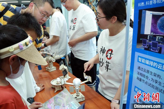 中科院計(jì)算所“神計(jì)妙算”公眾科學(xué)日活動(dòng)現(xiàn)場(chǎng)?！≈锌圃河?jì)算所 供圖