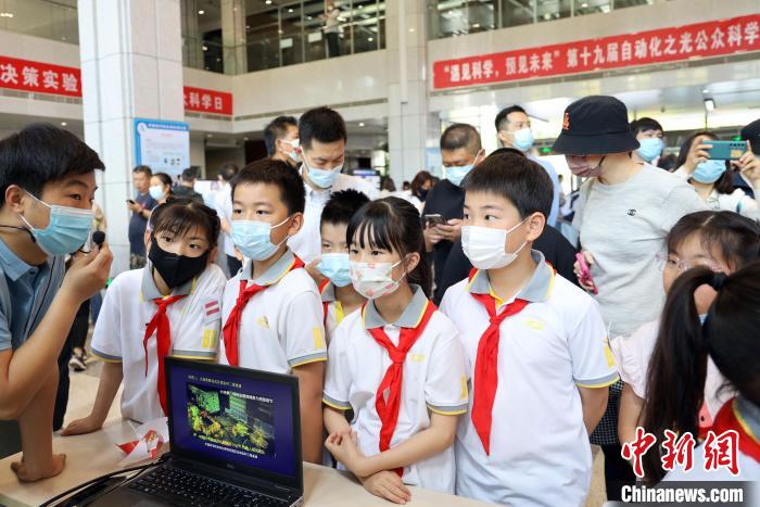 中科院自動(dòng)化所“自動(dòng)化之光”公眾科學(xué)日活動(dòng)現(xiàn)場(chǎng)?！≈锌圃鹤詣?dòng)化所 供圖