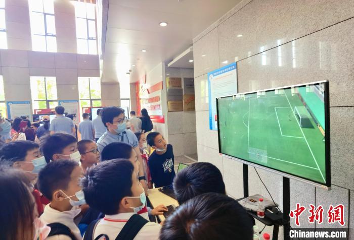 中科院自動(dòng)化所“自動(dòng)化之光”公眾科學(xué)日活動(dòng)現(xiàn)場(chǎng)?！≈锌圃鹤詣?dòng)化所 供圖