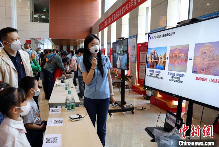 中科院自動(dòng)化所“自動(dòng)化之光”公眾科學(xué)日活動(dòng)現(xiàn)場(chǎng)?！≈锌圃鹤詣?dòng)化所 供圖