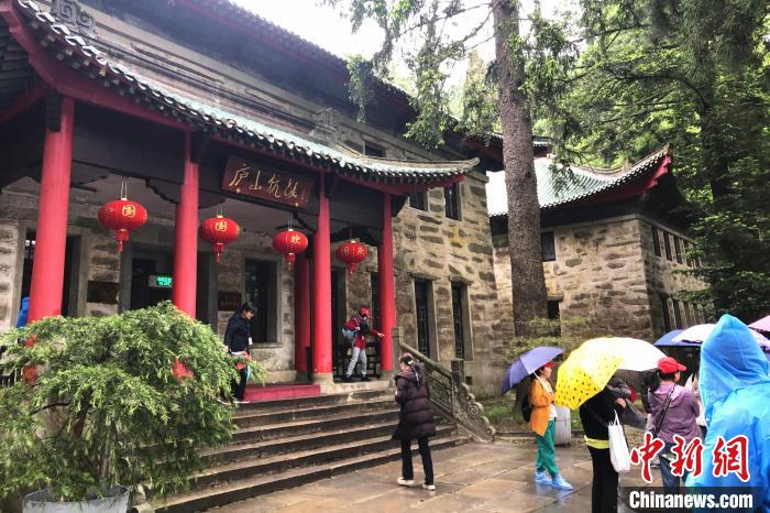 圖為在廬山抗戰(zhàn)博物館外，有不少等待參觀的游客。　吳鵬泉 攝