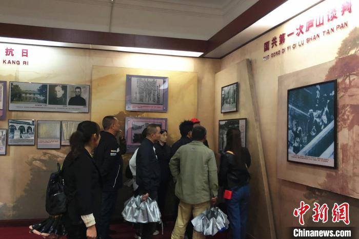 圖為游客在廬山抗戰(zhàn)博物館內參觀?！蛆i泉 攝