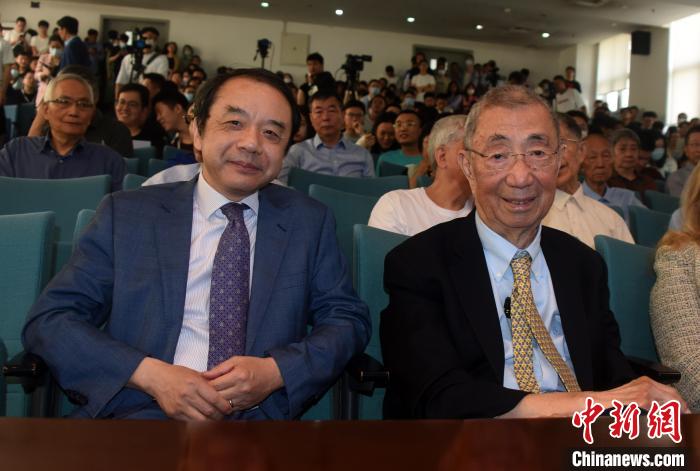 高能論壇開始前，丁肇中先生(右)與主持論壇的中科院高能所所長王貽芳院士合影?！?lt;a target='_blank' href='/'><p  align=