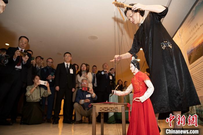 當(dāng)?shù)貢r(shí)間5月19日，中國(guó)常駐聯(lián)合國(guó)代表團(tuán)、中國(guó)文化和旅游部、泉州市人民政府在紐約聯(lián)合國(guó)總部聯(lián)合舉辦“茶和天下·雅集”主題展覽和招待會(huì)。圖為展覽表演泉州提線木偶寫書法。 <a target='_blank' href='/' _fcksavedurl='/'><p  align=