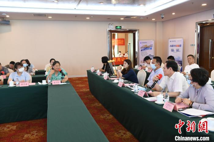 圖為中國(guó)銀行廣西分行代表在回應(yīng)桂林歸義生態(tài)農(nóng)業(yè)有限公司總經(jīng)理夏月紅的貸款需求?！∈Y雪林 攝