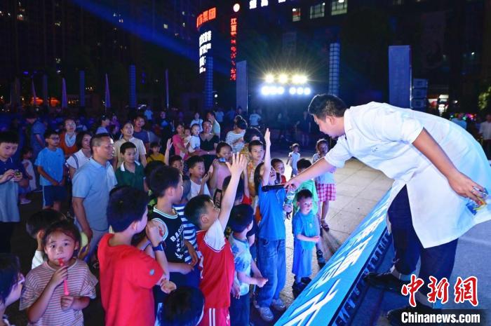 2023年鷹潭市“好奇心”科普節(jié)吸引了不少孩子踴躍參與?！≈鬓k方 供圖