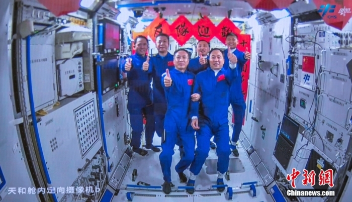 圖為神舟十五號航天員乘組與神舟十六號航天員乘組“全家?！薄Ｖ袊d人航天工程辦公室 供圖