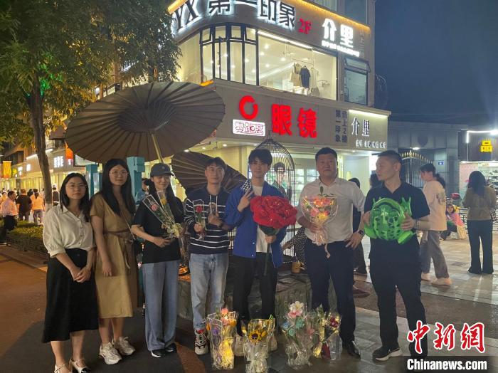 在東陽橫店，宣講團(tuán)導(dǎo)師、成員與橫店演員(右三)合影?！?東陽市融媒體中心 供圖
