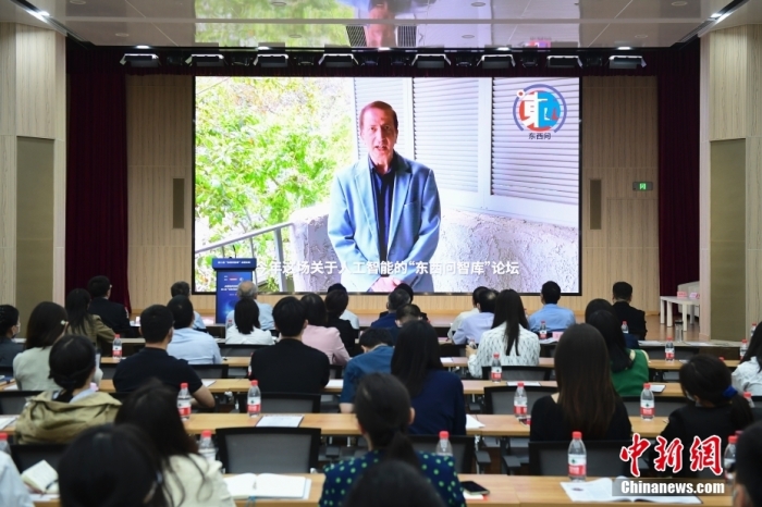 5月30日，<a target='_blank' href='/'>中新社</a>第二屆“東西問智庫”主題論壇在北京舉行，多位中外專家圍繞“AI革命與文明進(jìn)化”展開討論。圖為美國加州理工學(xué)院電氣工程和計(jì)算機(jī)科學(xué)教授、人工智能專家亞瑟·阿布-穆斯塔法通過視頻在論壇上作主旨演講。<a target='_blank' href='/'>中新社</a>記者 田雨昊 攝