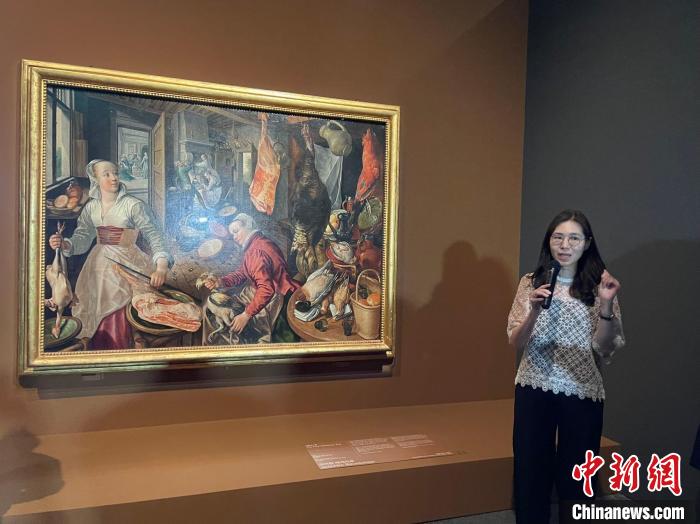 當(dāng)?shù)貢r間6月1日，韓國國立中央博物館講解員在向游客講解畫作?！∪f佳欣 攝