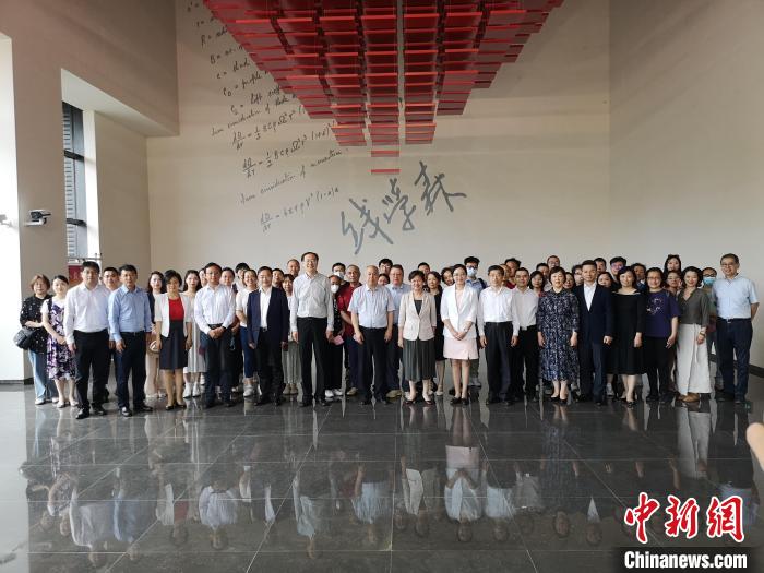 上海僑界人士參觀上海交通大學(xué)錢學(xué)森圖書館。　范宇斌 攝