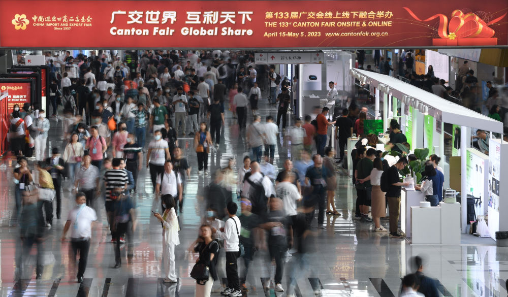 這是4月15日拍攝的廣交會(huì)現(xiàn)場。第133屆中國進(jìn)出口商品交易會(huì)（廣交會(huì)）全面恢復(fù)線下展，吸引220多個(gè)國家和地區(qū)的數(shù)十萬采購商報(bào)名參會(huì)。新華社記者 鄧華 攝