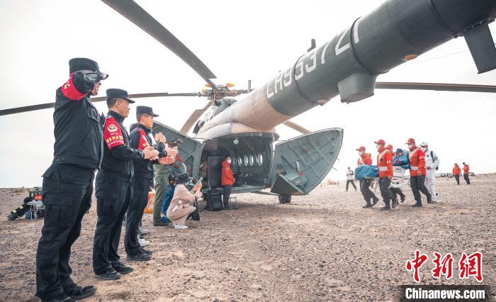 圖為阿拉善邊境管理支隊(duì)民警目送航天員登機(jī)離開?！缇?攝