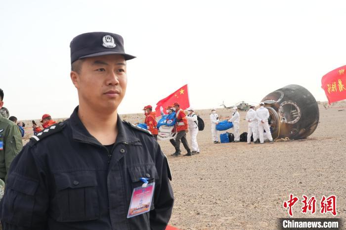 圖為阿拉善邊境管理支隊(duì)民警在著陸場開展安保工作?！埥?攝