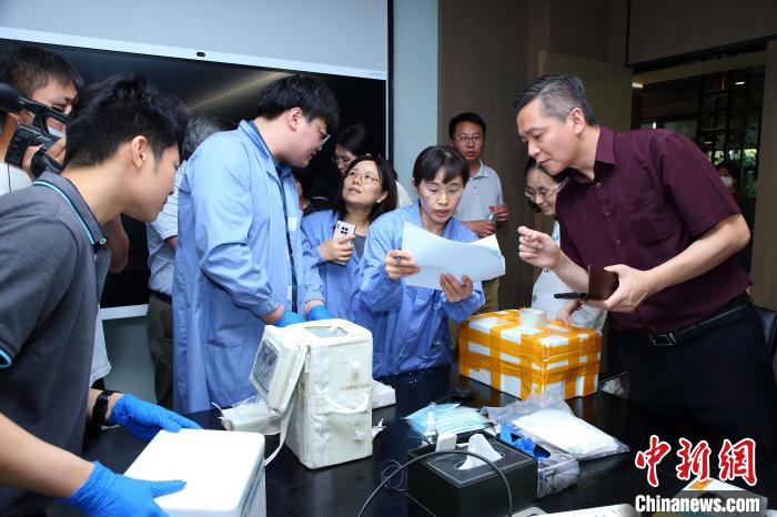 科研人員清點、查看隨神舟十五號返回地面的空間科學實驗樣品?！≈锌圃嚎臻g應(yīng)用中心 供圖