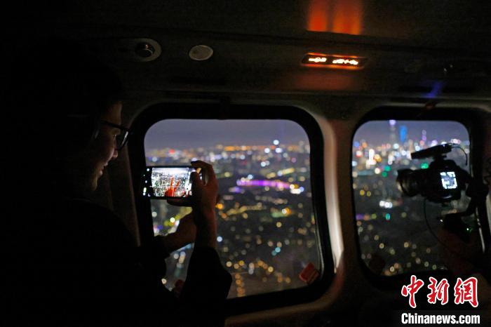 6月3日晚，游客乘坐上海新空直升機(jī)有限公司直升機(jī)開(kāi)啟鳥(niǎo)瞰黃浦江空中圓夢(mèng)之旅，并用手機(jī)拍攝城市夜景?！∫罅⑶?攝