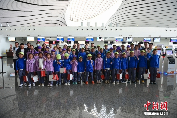6月4日清晨，在數(shù)天充實(shí)的行程之后，“青海玉樹(shù)藏族青少年北京行”活動(dòng)的40名藏族孩子踏上了歸程。圖為藏族孩子們?cè)跈C(jī)場(chǎng)合影留念。<a target='_blank' href='/' _fcksavedurl='/'><p  align=