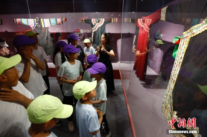 圖為藏族青少年們參觀民族博物館。<a target='_blank' href='/' _fcksavedurl='/'><p  align=