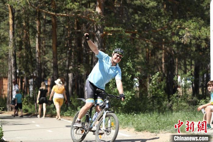 當(dāng)?shù)貢r間4日，哈外交部副部長羅曼·瓦西連科在騎行活動中?！喰琶貢幑﹫D