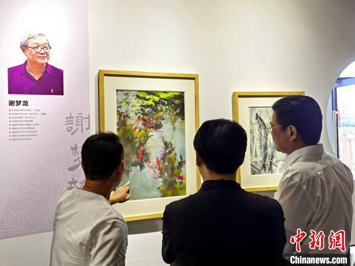 “求同存藝——海峽兩岸藝術(shù)家畫(huà)展”展出百余幅兩岸藝術(shù)家畫(huà)作?！「毒窜?攝