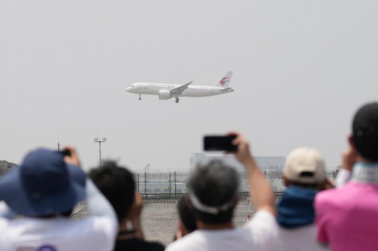 5月28日，C919首個(gè)商業(yè)航班東航MU9191飛抵北京首都國(guó)際機(jī)場(chǎng)。新華社記者鞠煥宗攝