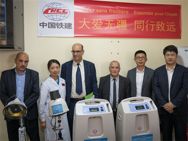 中國鐵建阿爾及利亞公司向當?shù)蒯t(yī)院捐贈醫(yī)療物資。鐵建國際供圖