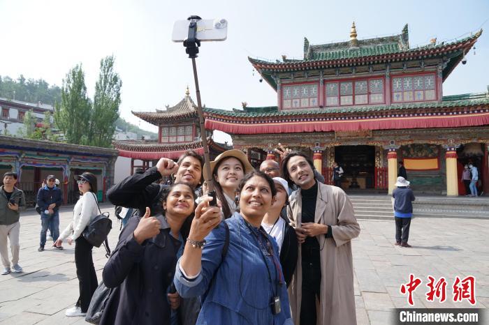 圖為外國(guó)記者在塔爾寺合影?！●R銘言 攝