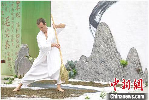 圖為《信陽(yáng)毛尖·茶舞》沉浸式藝術(shù)表演?！⌒抨?yáng)市委宣傳部供圖
