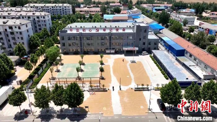 德州陵城區(qū)開放1297處鎮(zhèn)村公共場地，緩解農民曬糧難題?！×瓿菂^(qū)委宣傳部供圖