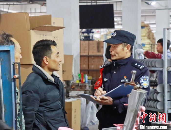 3月30日，大興派出所民警來(lái)到轄區(qū)中小企業(yè)，開(kāi)展“為民為企為項(xiàng)目”走訪活動(dòng)?！『戏示焦﹫D