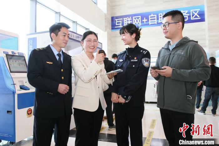 4月10日，安徽合肥，一家運(yùn)輸企業(yè)負(fù)責(zé)人在工作人員的指導(dǎo)下，使用小程序辦理車(chē)管業(yè)務(wù)?！『戏示焦﹫D