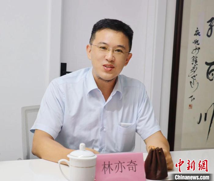 臺(tái)灣創(chuàng)新聯(lián)合建筑協(xié)會(huì)理事長(zhǎng)林亦奇講述設(shè)立驛站愿景?！窃式?攝