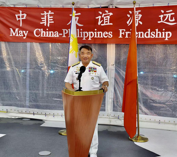 菲海軍司令阿達(dá)奇代表菲馬科斯總統(tǒng)歡迎“戚繼光”艦到訪。中國駐菲律賓大使館供圖