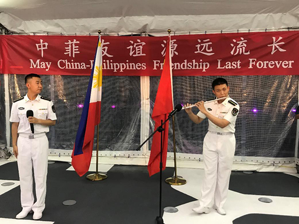 艦上官兵表演歌舞、民樂、武術(shù)等節(jié)目。中國駐菲律賓大使館供圖