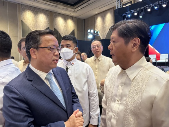 黃溪連大使與菲律賓總統(tǒng)馬科斯在會場上交談。中國駐菲律賓大使館供圖