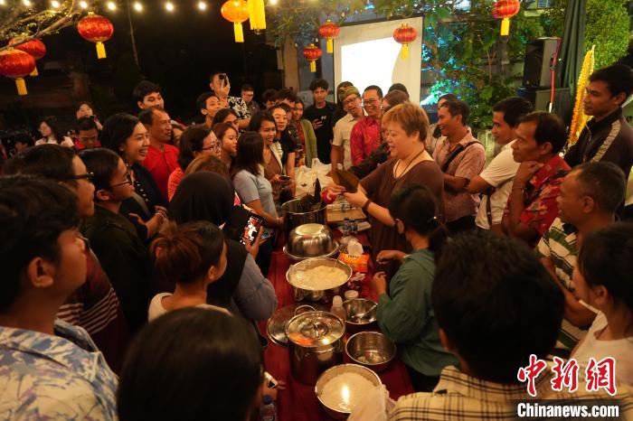 現(xiàn)場(chǎng)包粽子教學(xué)。陶暹光攝