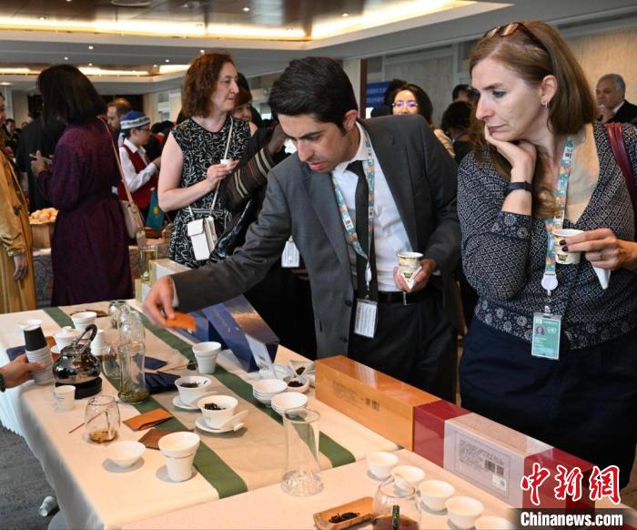 現(xiàn)場(chǎng)觀眾觀看中國(guó)展臺(tái)茶藝表演、了解茶文化?！【笜?shù) 攝