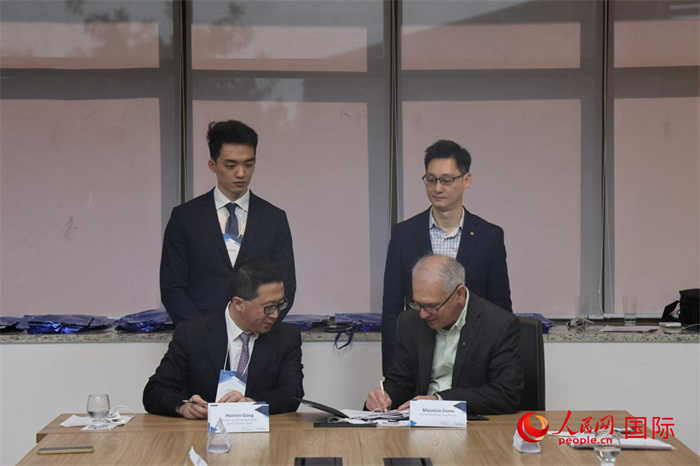 座談交流會(huì)上，中歐校友醫(yī)療健康產(chǎn)業(yè)協(xié)會(huì)與奧斯瓦爾多·克魯茲基金會(huì)簽署了合作備忘錄。人民網(wǎng)記者 時(shí)元皓攝