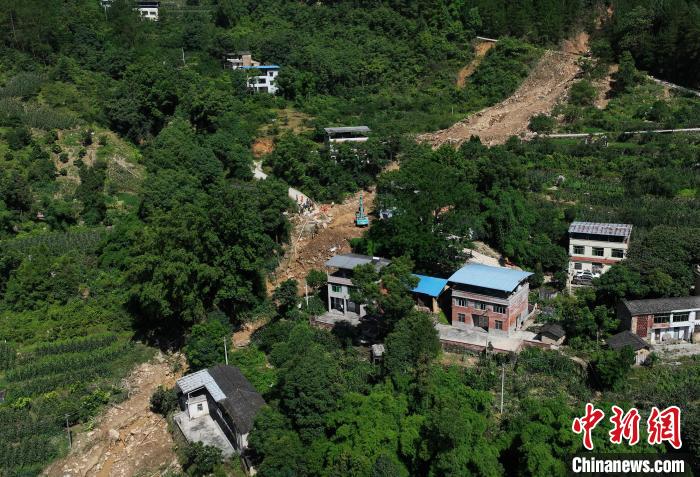 圖為航拍重慶萬州救援現(xiàn)場。　陳超 攝