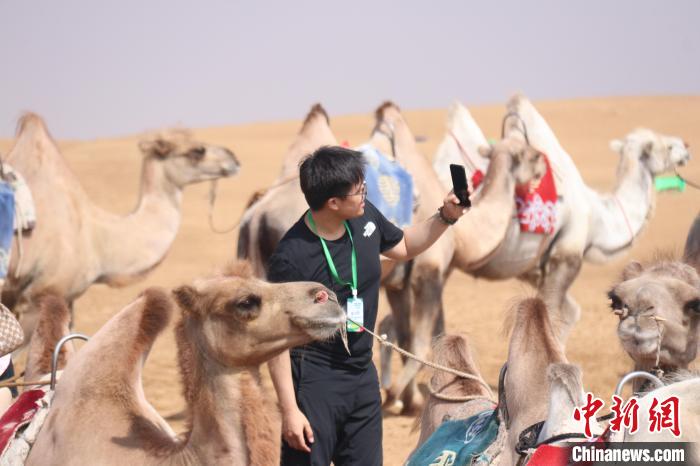 圖為臺(tái)胞體驗(yàn)大美內(nèi)蒙古?！⊥袐I供圖