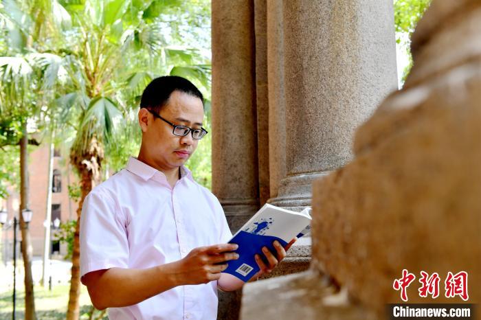 圖為福建師范大學(xué)教育學(xué)院臺灣教師陳昭志正在看書?！蚊?攝